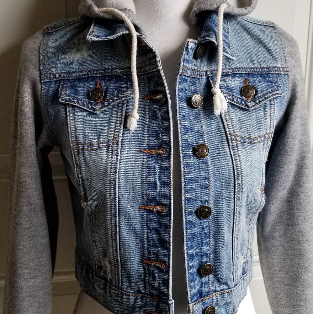 SHORT jean jacket with cotton sleeves and hood.